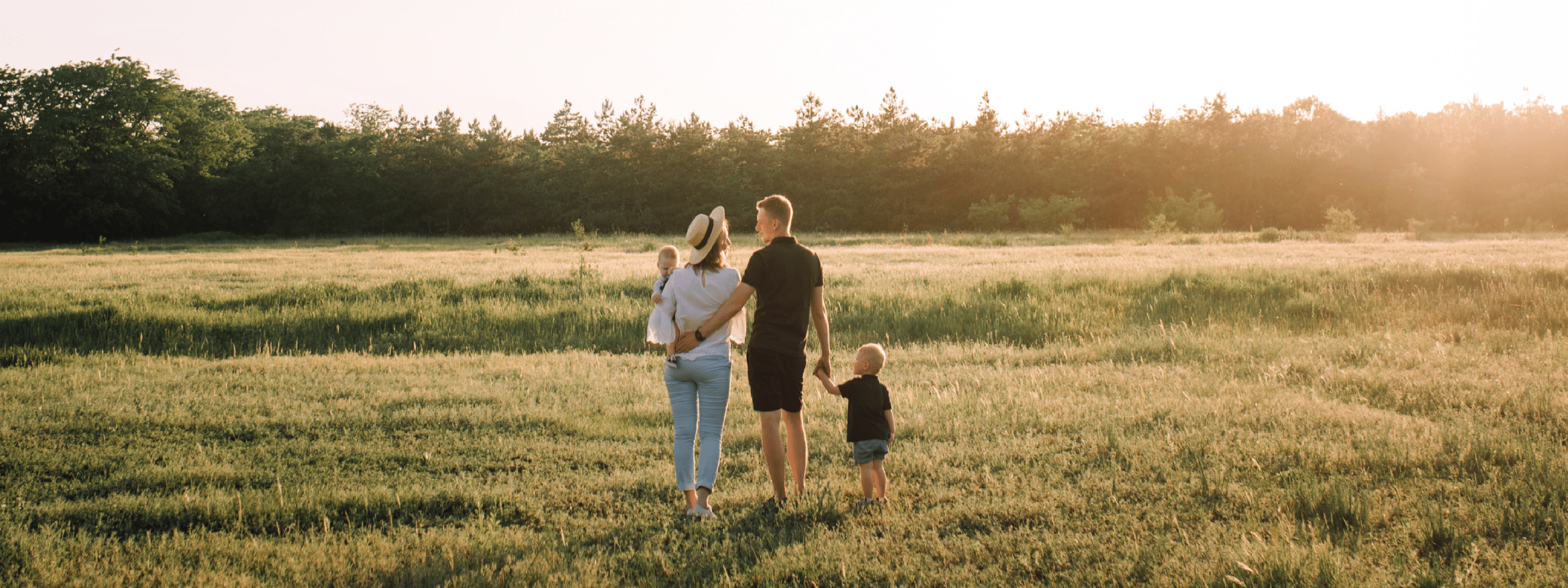 Header_Intell-bauen_System-Hanlo_1600-x-600-px Familie mit Blick in den Himmel. Text: Vorausschauend bauen. dasistdashaus. Das ist das Haus.